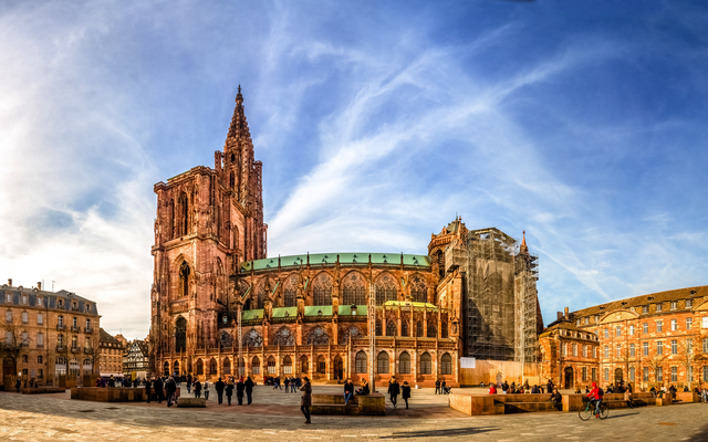 Panorama der Straßburger Kathedrale mit blauem Himmel im Hintergrund.