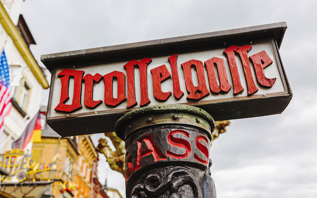 Straßenschild der Drosselgasse in Deutschland mit dekorativen Details.