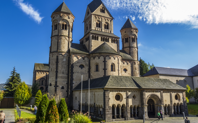 Römische Kirche mit drei Türmen und blauer Himmel im Hintergrund