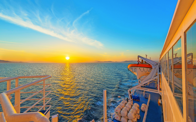 Sonnenuntergang über dem Meer, Blick von einem Kreuzfahrtschiffdeck
