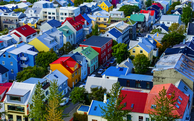 Bunte Häuser in Reykjavik, Island aus der Vogelperspektive.