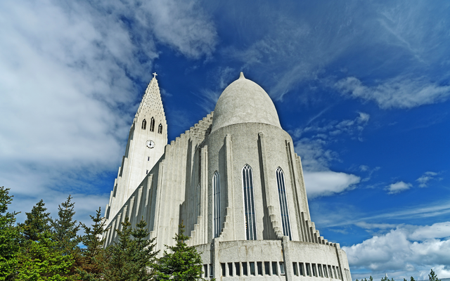 Hallgrimskirkja-Kirche in Reykjavik, Island, vor blauem Himmel mit Wolken.