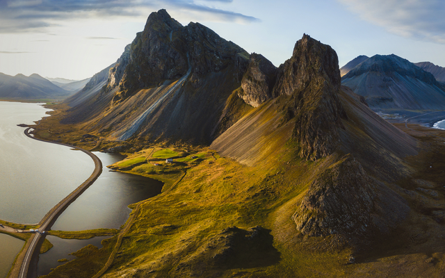 Berglandschaft mit Küste und See bei Sonnenuntergang.