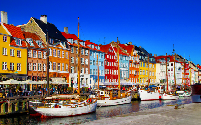 Bunte Häuserreihe am Hafen Nyhavn in Kopenhagen, Dänemark.