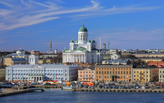 Helsinki mit Kathedrale und Hafen bei klarem Himmel.