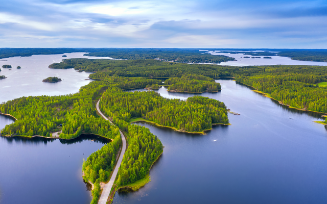 Luftaufnahme einer Landschaft mit Seen und bewaldeten Inseln.