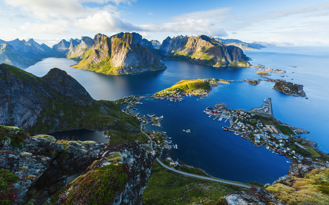 Panorama von Fjorden und Bergen in einer nordischen Landschaft.