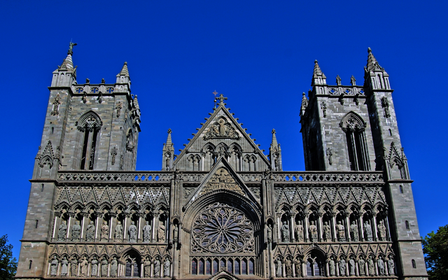 Gotische Kathedrale mit blauen Himmel im Hintergrund.