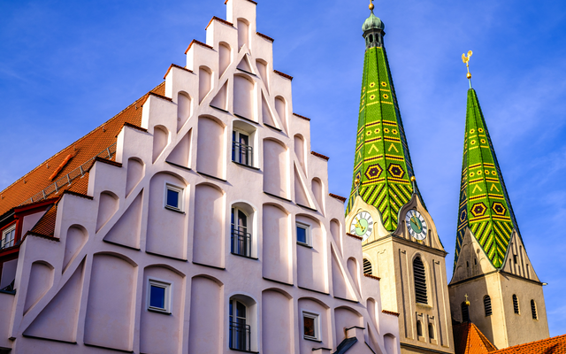 Historische Fassaden und Kirchtürme in der Altstadt von Beilngries, Bayern, Deutschland.