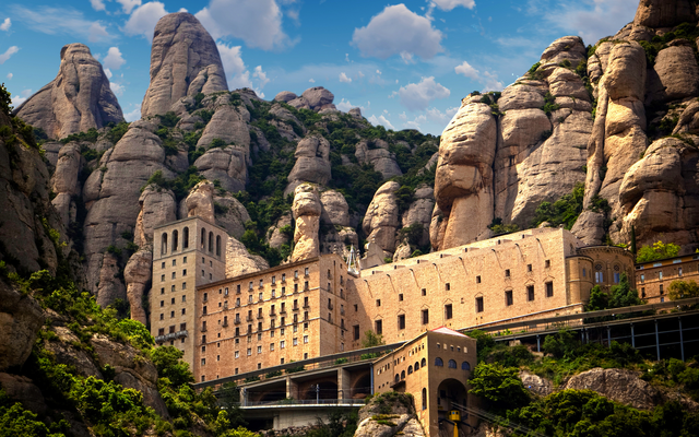 Kloster Montserrat vor felsiger Berglandschaft.