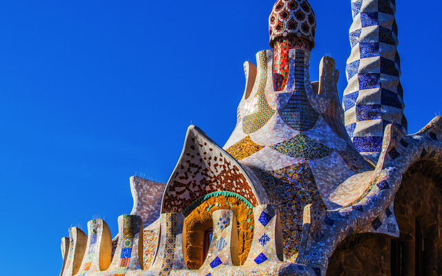 Buntes, mosaikverziertes Gebäude unter blauem Himmel.