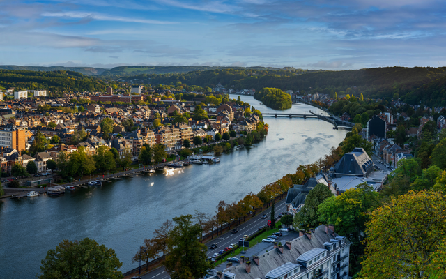 Panoramablick auf die Stadt Namur an der Maas von der Zitadelle aus in Wallonien, Belgien.