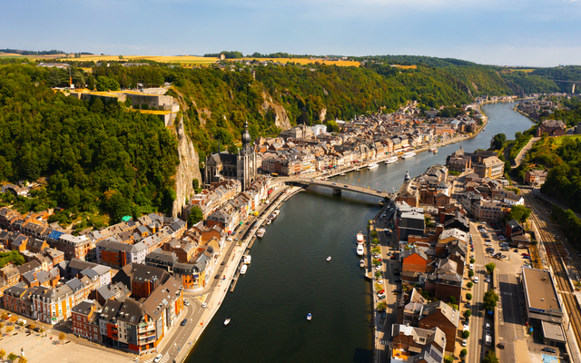 Dinant am Ufer der Maas in Wallonien, Belgien, mit Blick auf die Stadt und den Fluss.