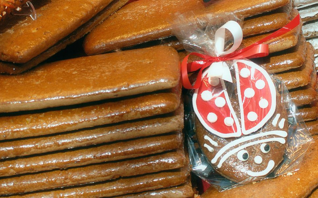 Ein Stapel Aachener Printen mit verziertem Lebkuchen.