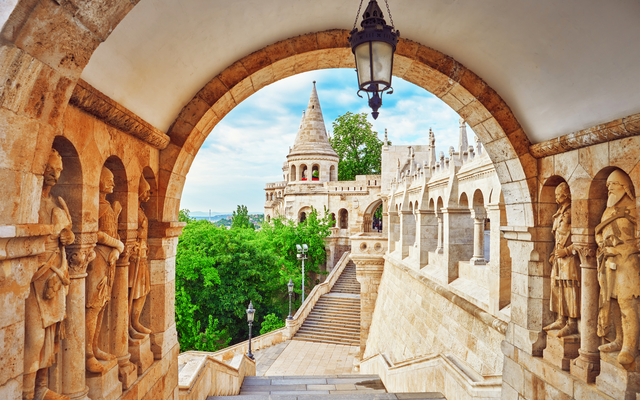 Architektur mit Skulpturen und Blick auf Fischereibastei in Budapest.
