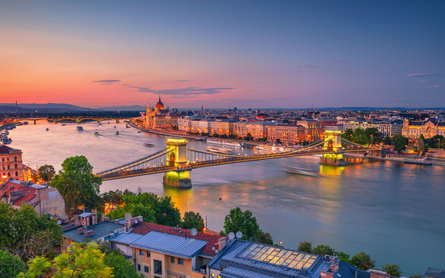 Blick auf Budapest zur Dämmerung mit beleuchteter Kettenbrücke über die Donau.