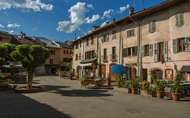 Malerischer Platz mit historischen Gebäuden und blauen Himmel.
