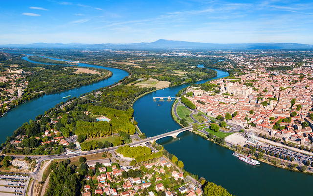 Luftaufnahme eines Flusses mit Brücken und Stadtlandschaft im Hintergrund