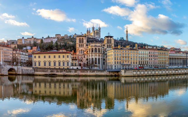 Panorama von Lyon mit der Basilika Notre-Dame de Fourvière und der Saône.