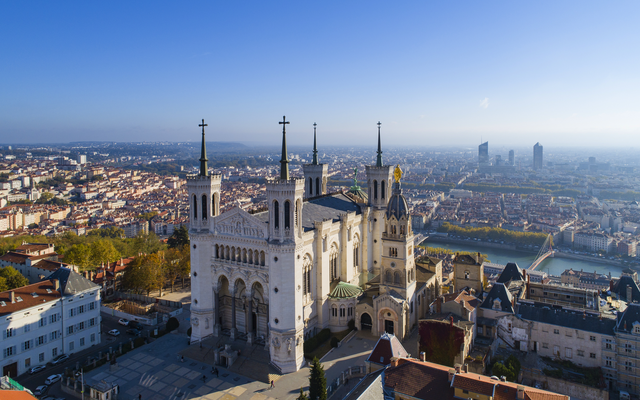 Basilika Notre-Dame de Fourvière in Lyon mit Blick auf die Stadt.