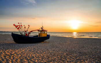 © Elly Miller - stock.adobe.com Strand bei Misdroy in Polen Boot WEB