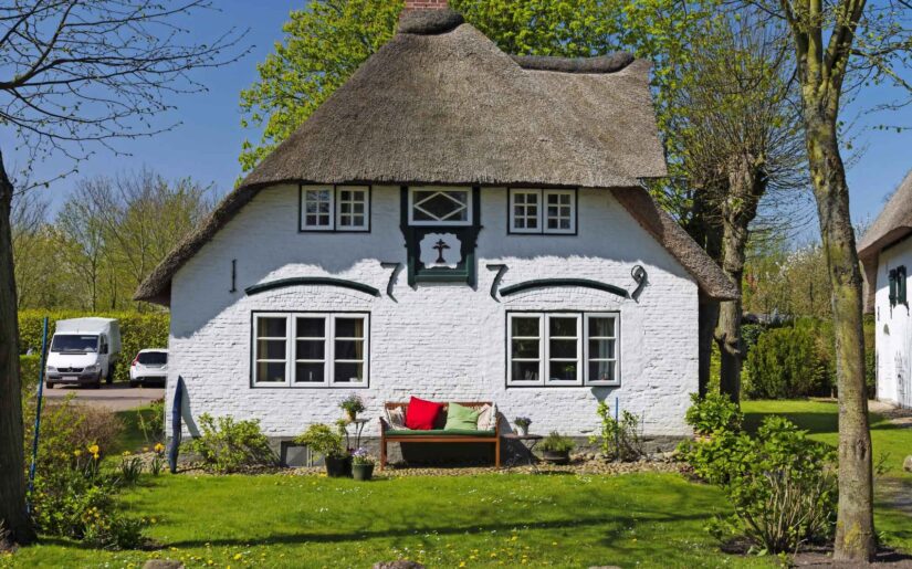 © ccgocke - stock.adobe.com Friesenhaus auf Föhr WEB