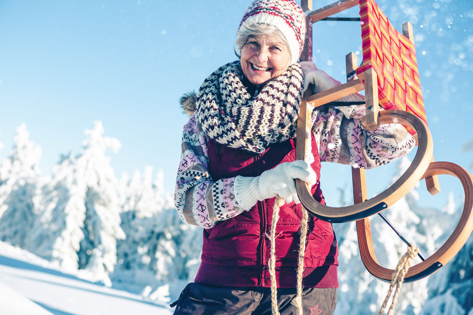 © drubig-photo - stock.adobe.com reife Frau Schlitten WEB