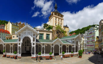 © mojolo - stock.adobe.com Marktkolonnade und Schloss in der Altstadt von Karlsbad, Karlovy Vary, Tschechien WEB