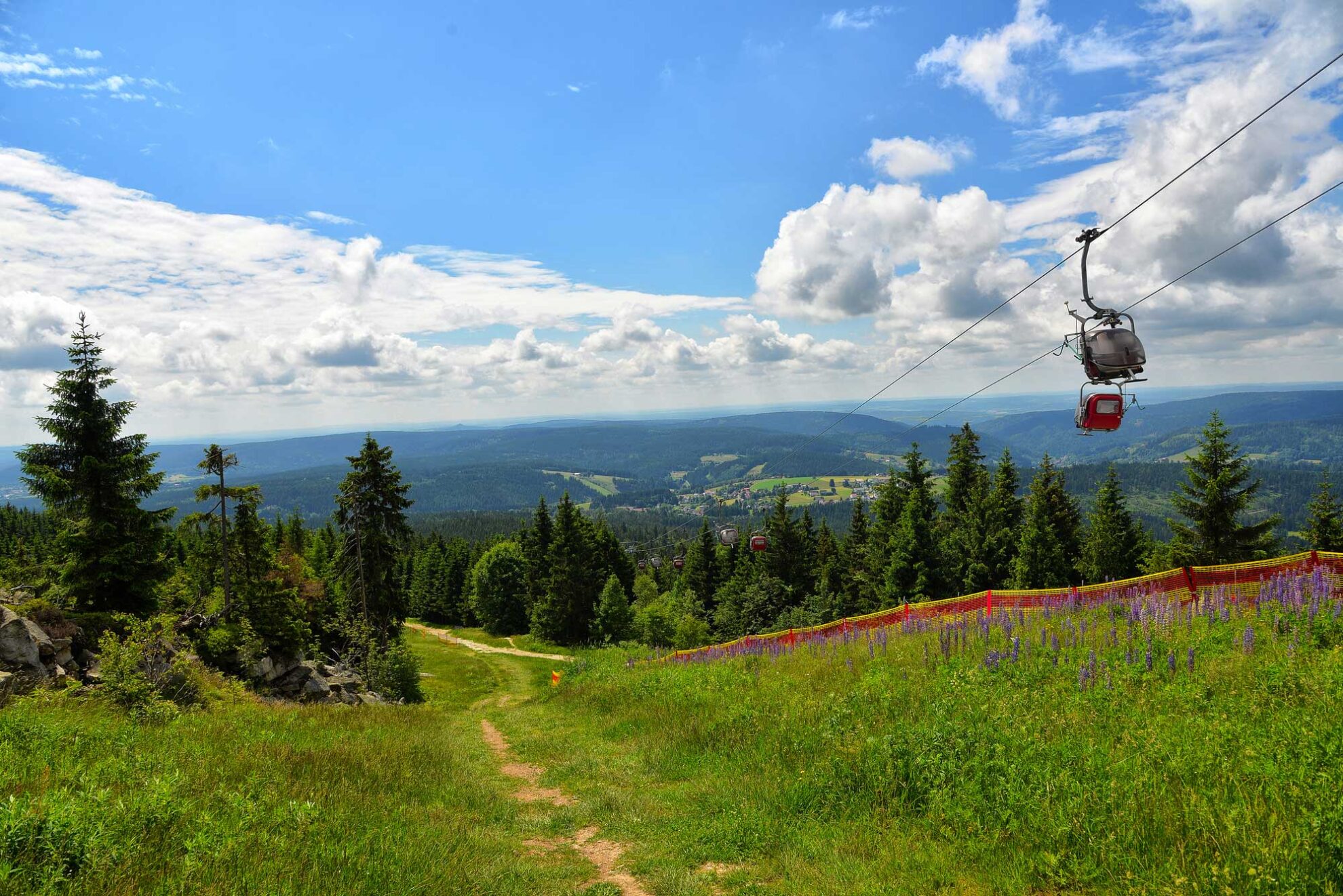 © sonne_fleckl - stock.adobe.com Seilbahn am Ochsenkopf im Fichtelgebirge WEB