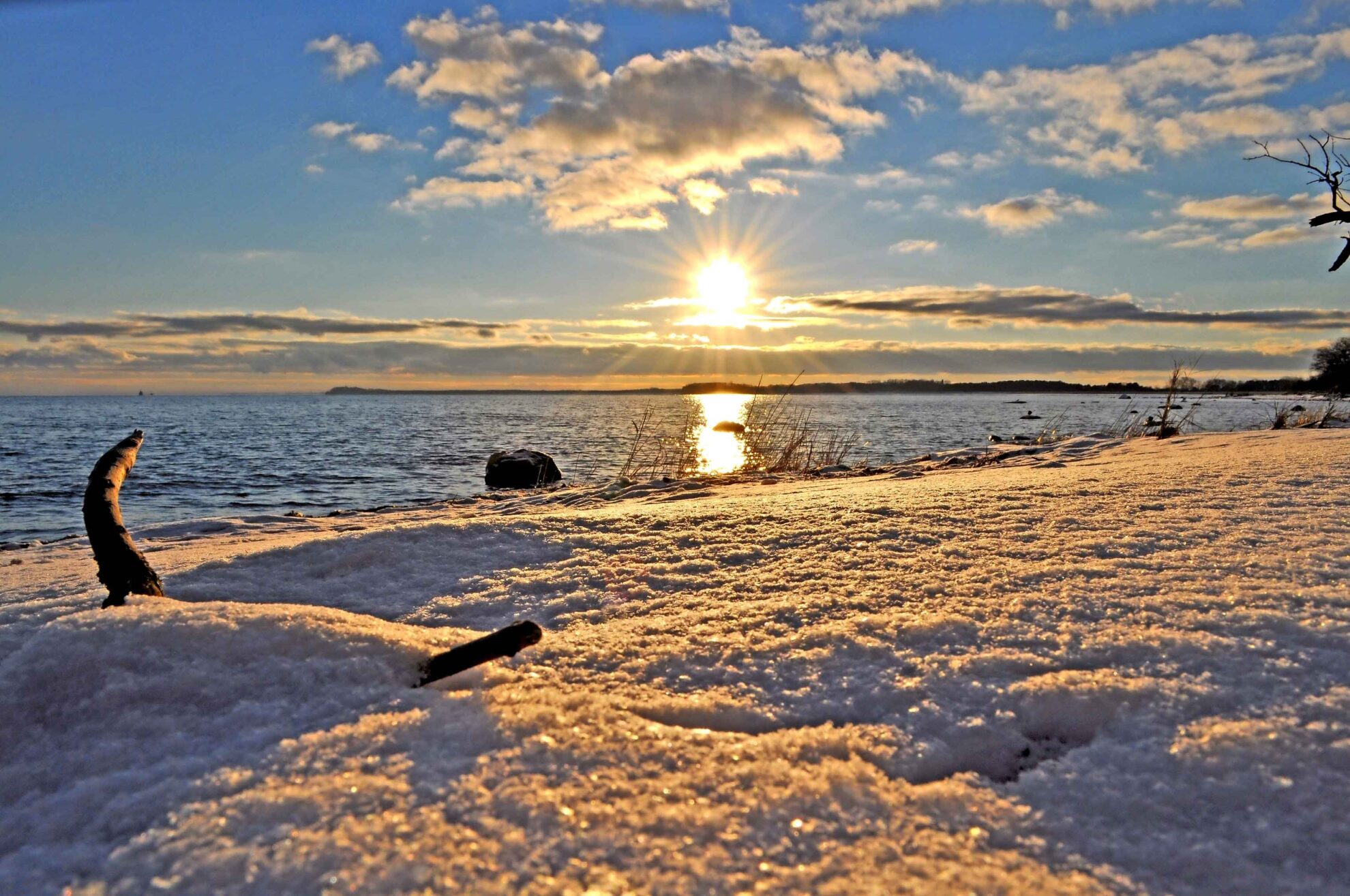 © textag - stock.adobe.com Sonnenuntergang am Südstrand in Göhren im Winter WEB