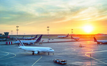 ©joyt - stock.adobe.com Moderner Flughafen bei Sonnenuntergang WEB